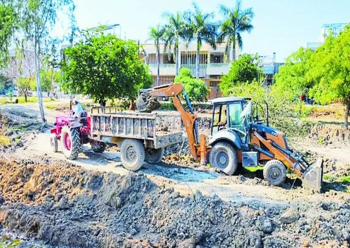 छात्रावास निर्माण स्थल से हो रही मिट्टी की चोरी