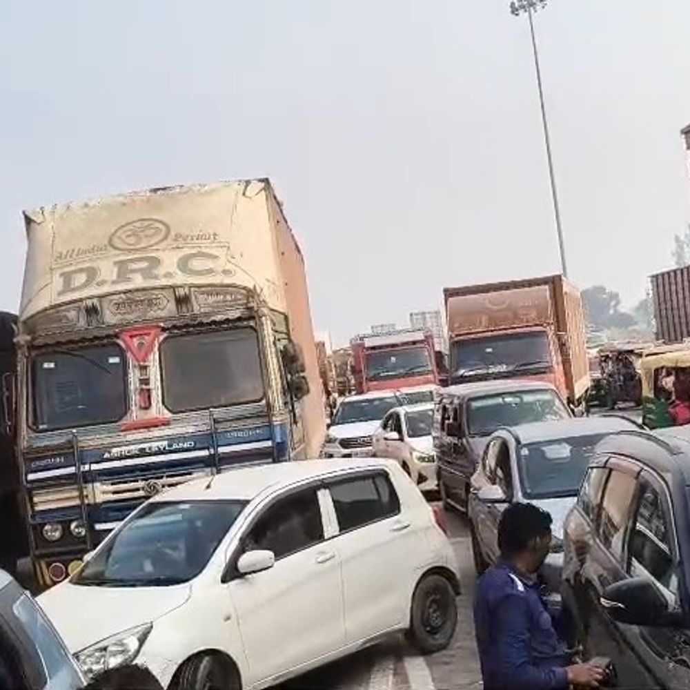 कन्नौज टोल प्लाजा पर सर्वर डाउन:वाहनों की लंबी कतारें, यात्रियों और टोल कर्मियों में नोकझोंक