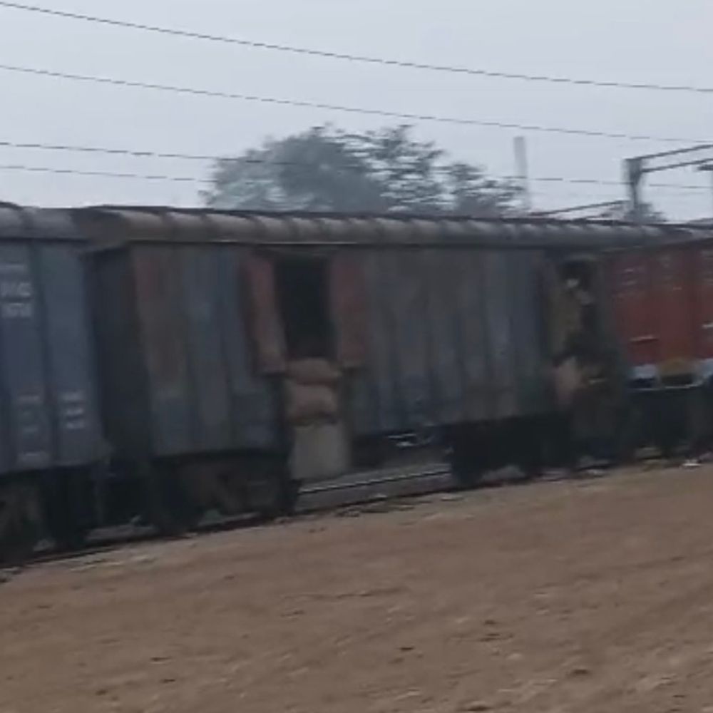 चावल लोडिंग के दौरान मालगाड़ी का डिब्बा खिसका:चंदिया रोड रेलवे स्टेशन पर गिरने से तीन मजदूर घायल, ट्रक क्षतिग्रस्त