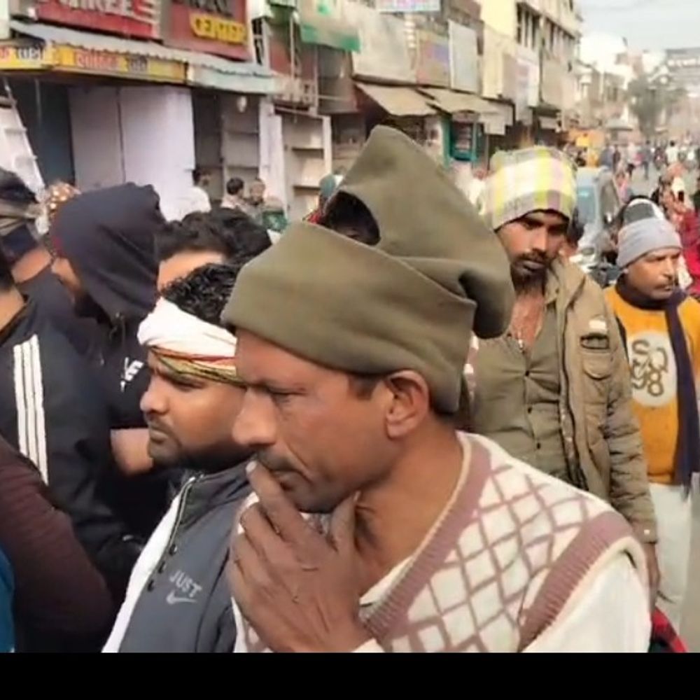 देवरिया में स्कूल बस से युवक की मौत:कार्रवाई न होने पर परिजनों का प्रदर्शन, थानाध्यक्ष के निलंबन की मांग