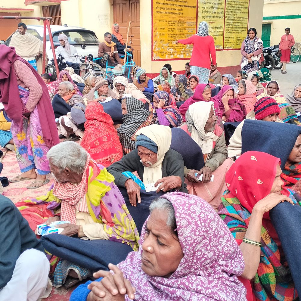 सकलडीहा में जनसेवा फाउंडेशन ने 210 गरीबों को बांटे कंबल:कन्या पूर्व माध्यमिक विद्यालय परिसर में हुआ वितरण कार्यक्रम