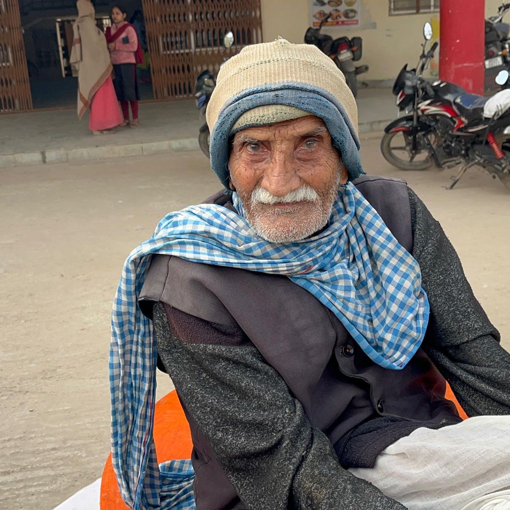 बक्सर में जीवित वृद्ध को मृत किया घोषित:डुमरांव प्रखंड कर्मियों की लापरवाही से रुकी 2 माह की पेंशन, पेंशन पोर्टल से मिली जानकारी