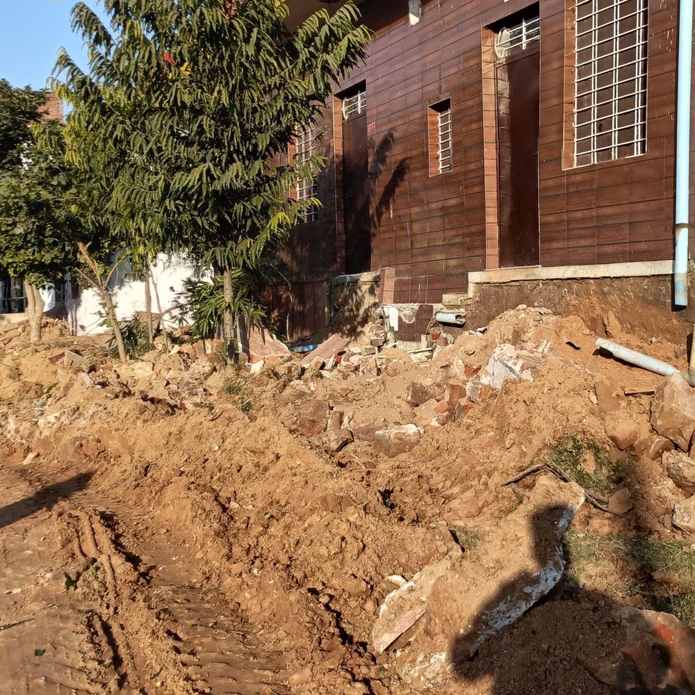 धौलपुर में रेप के आरोपी के मकान का हिस्सा तोड़ा:बुलडोजर से बाहरी हिस्से में की तोड़फोड़, नोटिस का समय पूरा होने पर की कार्रवाई