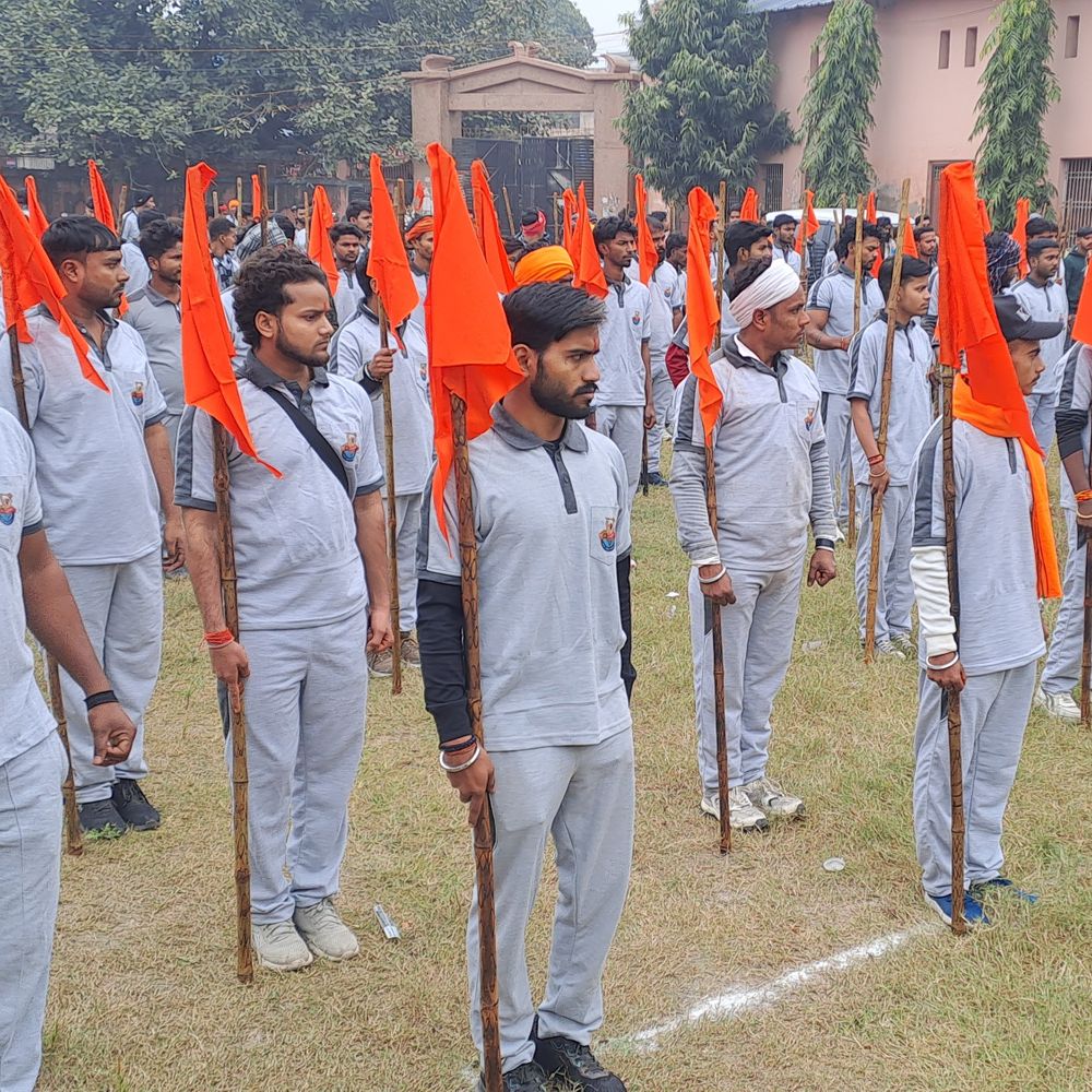 बजरंग दल ने निकाला शौर्य संचलन:गोपालगंज में कार्यकर्ताओं ने लगाए ‘जय श्री राम’ के नारे, शहर में किया भ्रमण