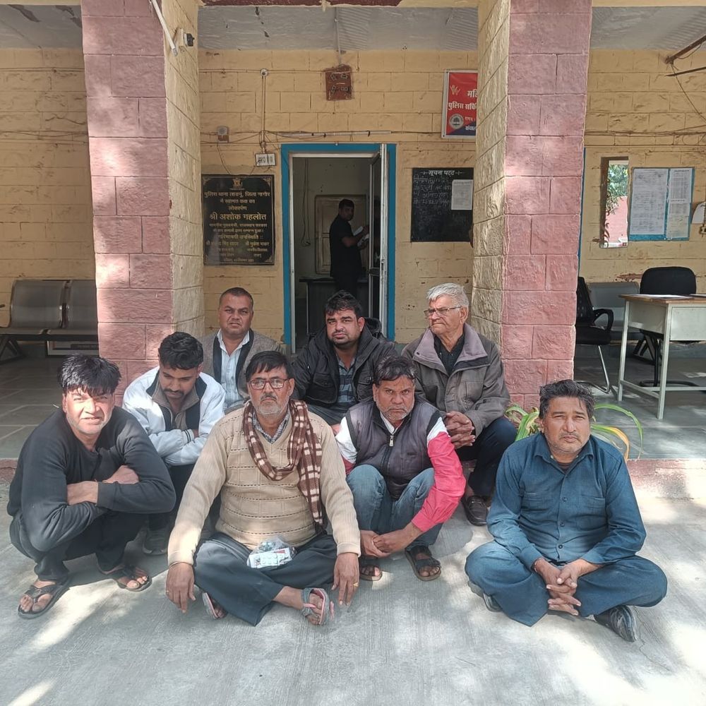 पुलिस ने 8 जुआरियों को किया गिरफ्तार:81 हजार 260 रुपए नकद और इनोवा कार जब्त, ताश के पत्तों पर लगा रहे थे दांव