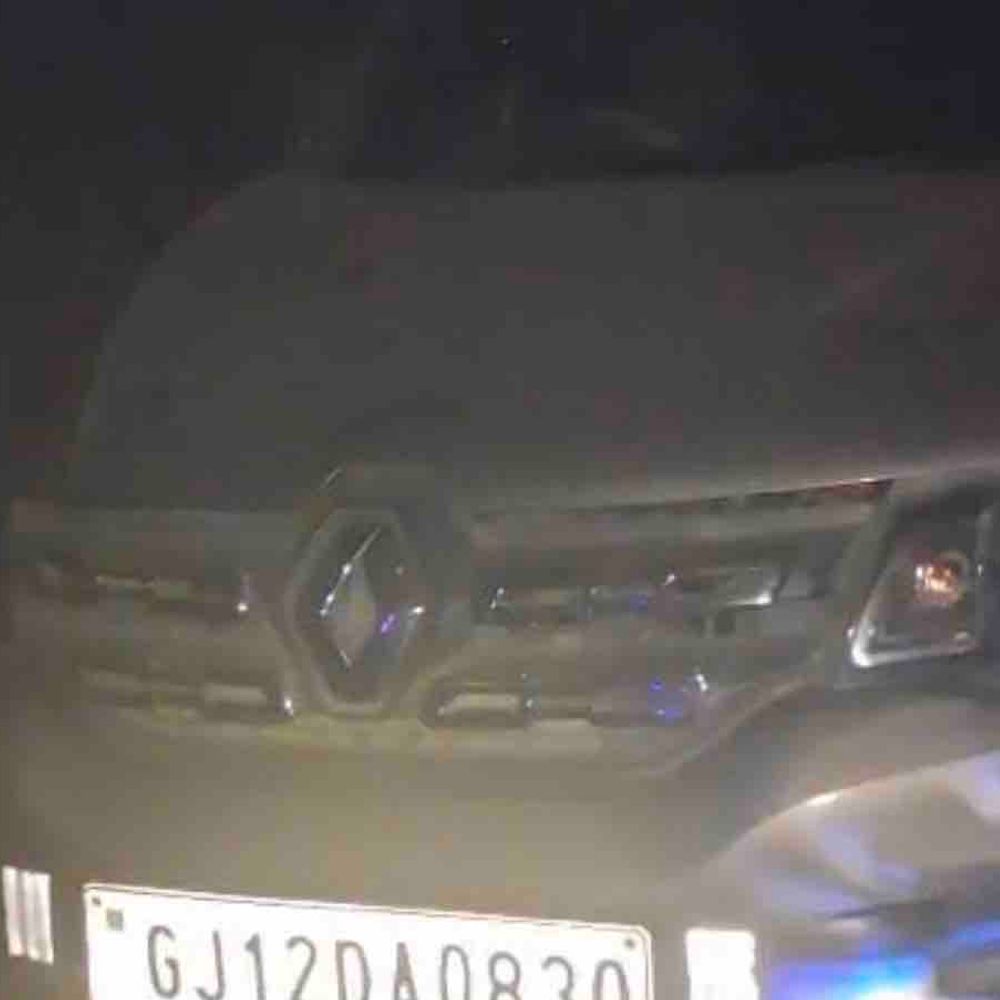 गोरखपुर में बस- कार की आमने-सामने टक्कर:सड़क किनारे गड्ढे में गिरी कार, सभी यात्री सुरक्षित