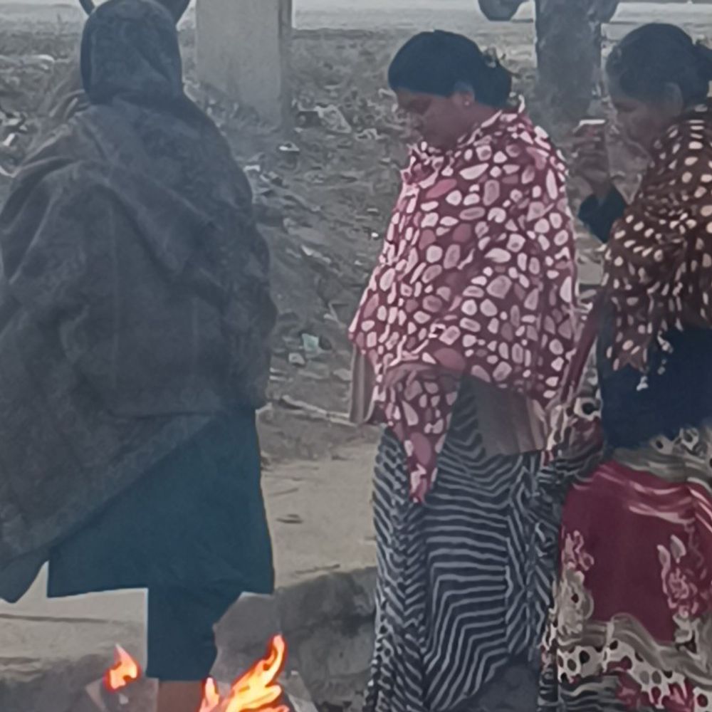 किशनगंज में शीतलहर का प्रकोप जारी:कड़ाके की ठंड से जनजीवन प्रभावित, अलाव की व्यवस्था न होने से लोग परेशान