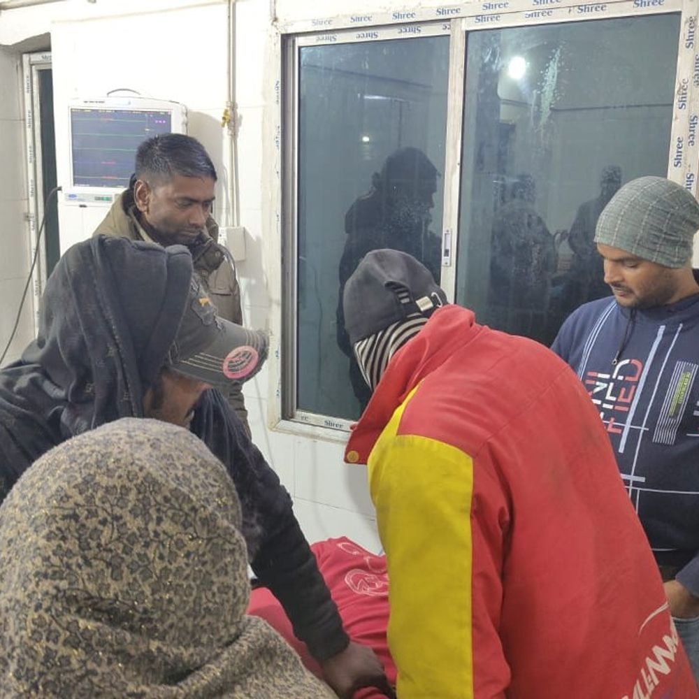 अलौली प्रमुख नवीन कुमार ने बचाई दो जानें:सड़क हादसे में गंभीर घायल युवकों को पहुंचाया सदर अस्पताल