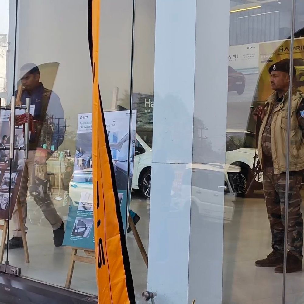 ACB की धनबाद में दूसरे दिन भी छापेमारी जारी:आय से अधिक संपत्ति मामले में मोटोजेन शोरूम पर कार्रवाई