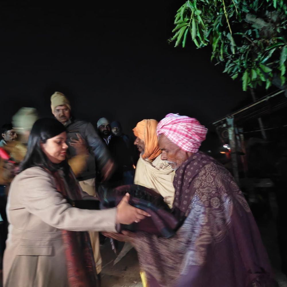 शिवहर डीएम ने जरूरतमंद लोगों को बांटे कंबल:बोली – ठंड के कारण परेशान ना हो, जिला प्रशासन का राहत कार्य लगातार जारी है