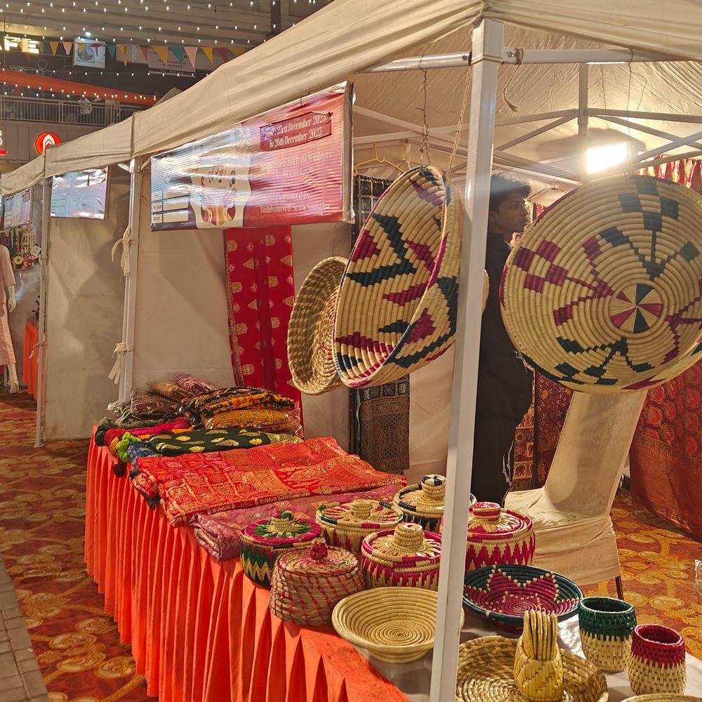 बिल्ड योरसेल्फ ने लखनऊ में तरंग फेस्ट का समापन:23 से 26 दिसंबर तक चला, हस्तशिल्प और फूड स्टॉल लगे: तीन लाख तक बिकी साड़ियां