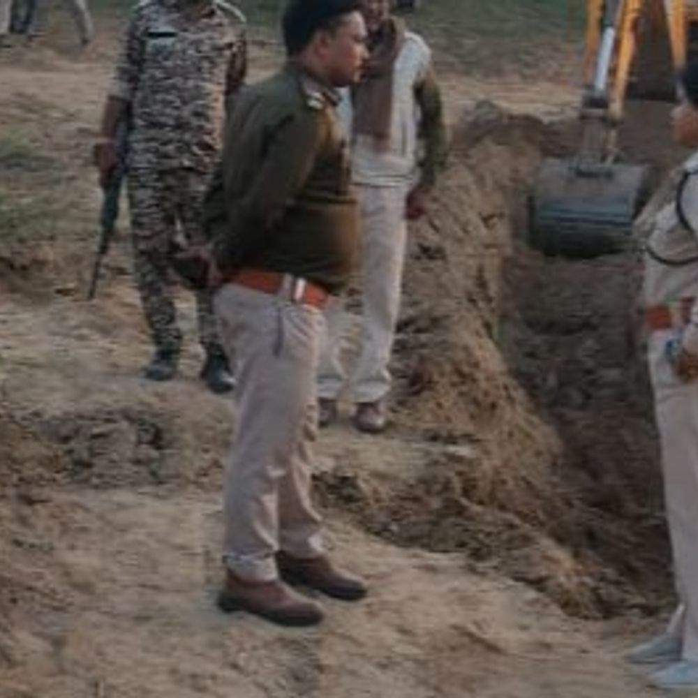 9 लाख की 460 ट्रॉली रेत नष्ट की:मुरैना में चंबल नदी से हो रहा था अवैध उत्खनन; वाहन रोकने जेसीबी से की थी खुदाई