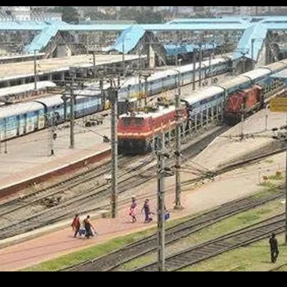 आसनसोल रेल हादसे से लखनऊ का ट्रेन संचालन प्रभावित:लखनऊ से जुड़े रेल मार्ग पर असर, 4 ट्रेनें निरस्त, दो ट्रेनों का रूट बदला