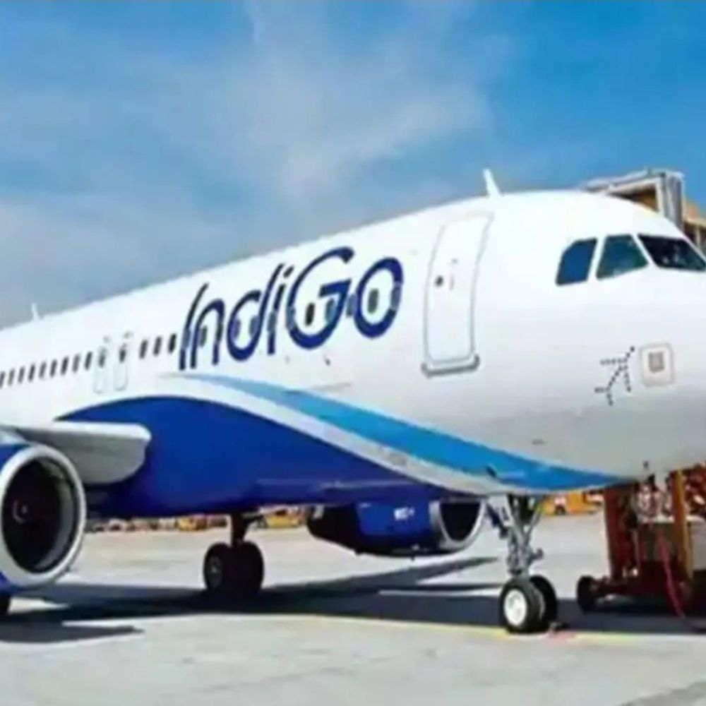 वाराणसी की फ्लाइट लखनऊ डायवर्जन के बाद कैंसिल:कैब पर 6 हजार खर्च, इंडिगो ने पहले 1500 रिफंड की कही बात