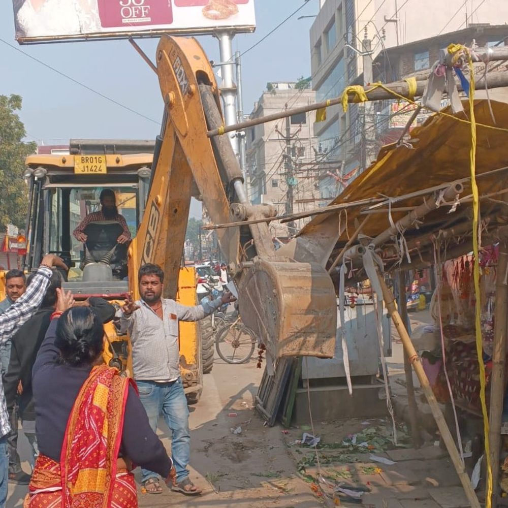 पटना में ट्रैफिक सुधारने के मिशन पर प्रशासन की टीम:अतिक्रमण हटाने के लिए दूसरे फेज की कार्रवाई, DM बोले- कब्जा करने पर होगी FIR