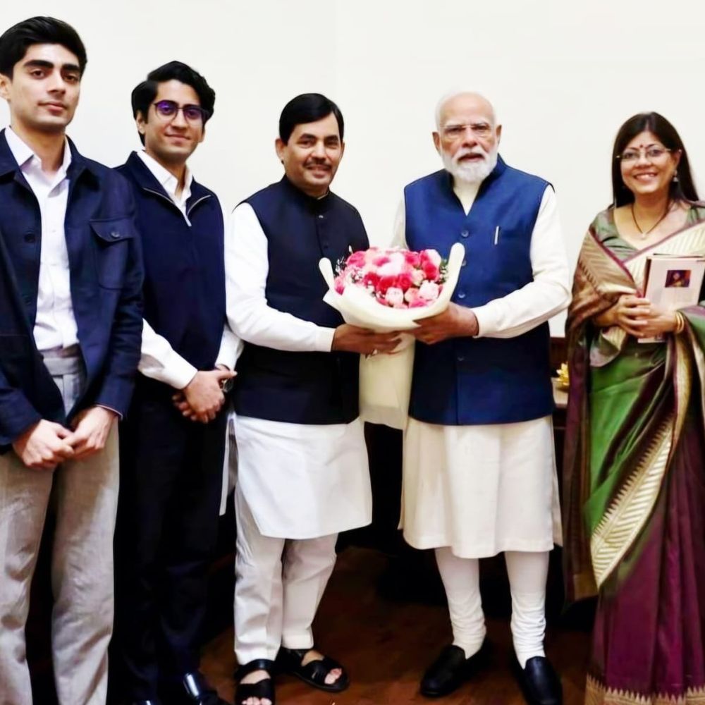 प्रधानमंत्री मोदी से मिले शाहनवाज हुसैन:पत्नी रेणु हुसैन ने PM को अपनी पहली काव्य संग्रह की भेंट, शाहनवाज ने बताया जिंदगी का अनमोल क्षण