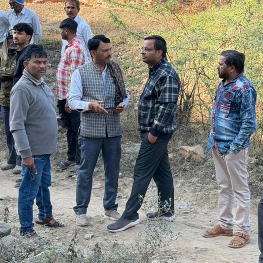 भू-माफिया के चंगुल से छुड़ाई गौशाला की जमीन:रातों-रात खड़ी कर दी थी पत्थर की दीवार; पहाड़ी पर बने मकानों पर लगाए लाल निशान