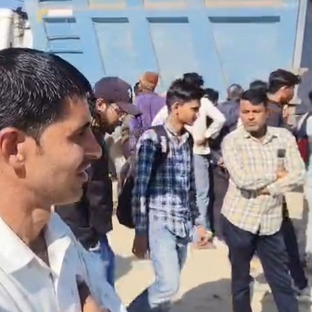 बाइक-सवारों को डंपर ने कुचला, दादा की मौके पर मौत:पोते को जयपुर रेफर किया; जीप ड्राइवर ने सामान सड़क पर फेंक अस्पताल पहुंचाया