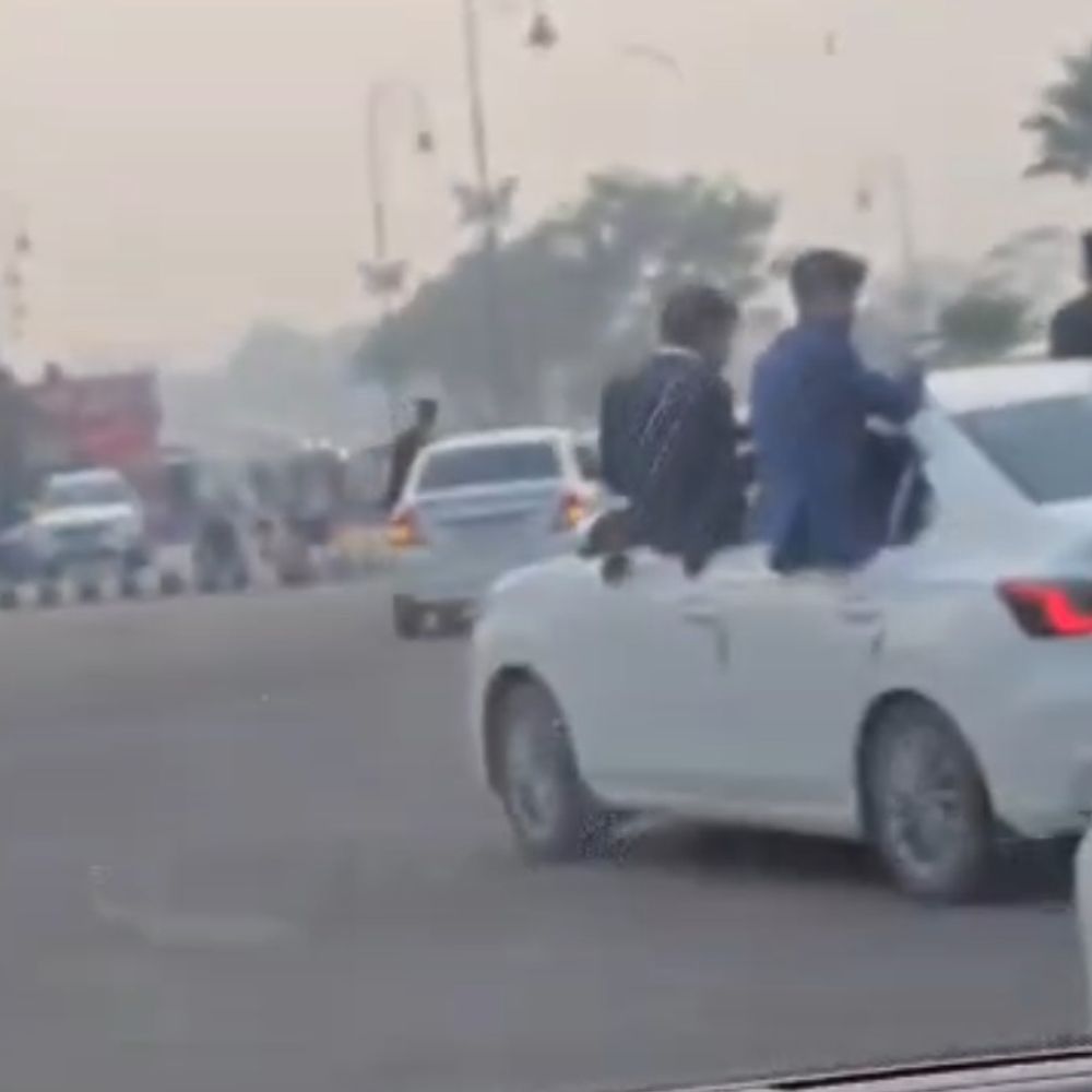 चलती कारों की खिड़कियों पर बैठकर स्टंट, वीडियो वायरल:लखनऊ पुलिस ने शुरू की आरोपियों की तलाश; गाड़ी के नम्बर से हो रही तलाश