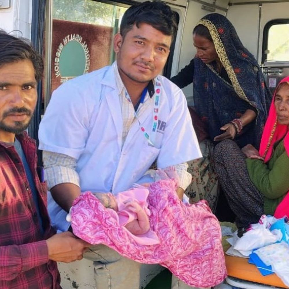 सिजेरियन सुन डॉक्टर घबराया, एम्बुलेंस स्टाफ ने करवाई नॉर्मल डिलीवरी:गर्भवती को निवाई से टोंक रेफर किया था, रास्ते में दर्द हुआ तो ‘108’ स्टाफ बना मददगार