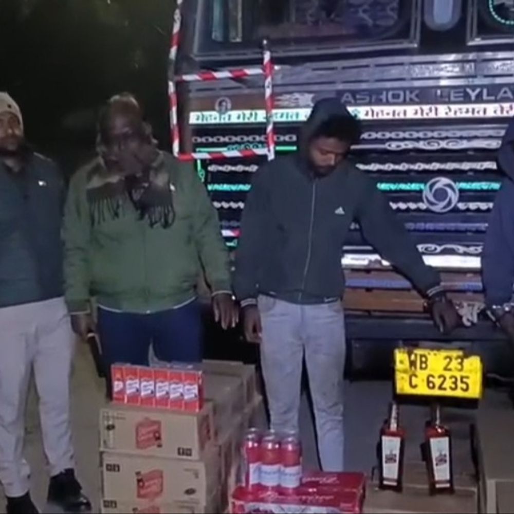 दरभंगा में 40 कार्टन विदेशी शराब की बड़ी खेप जब्त:दो बदमाश अरेस्ट, न्यू ईयर से पहले पशु आहार की आड़ में कर रहे थे तस्करी