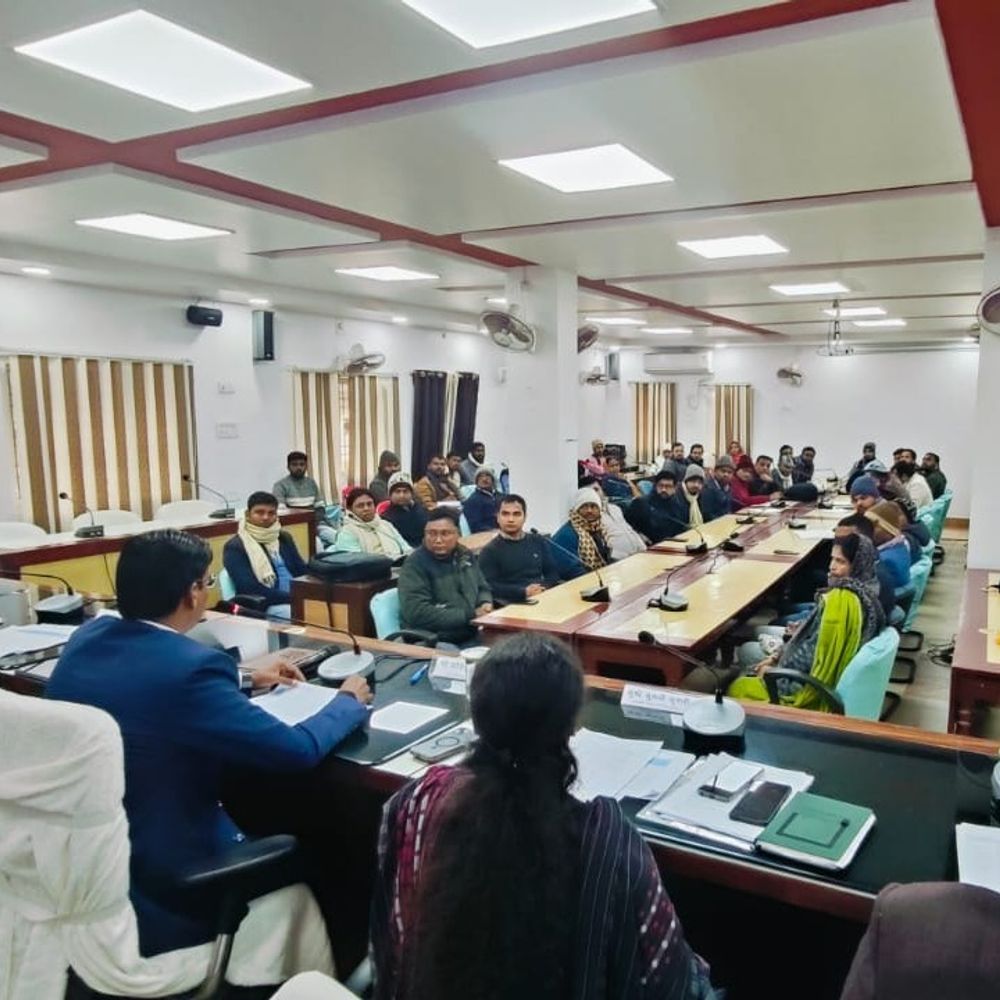 जनता दरबार मे डीएम ने सुनीं फरियाद:दरभंगा में जिलाधीकारी ने की समीक्षा बैठक, 1 जनवरी को मनाया जाएगा जिला स्थापना दिवस