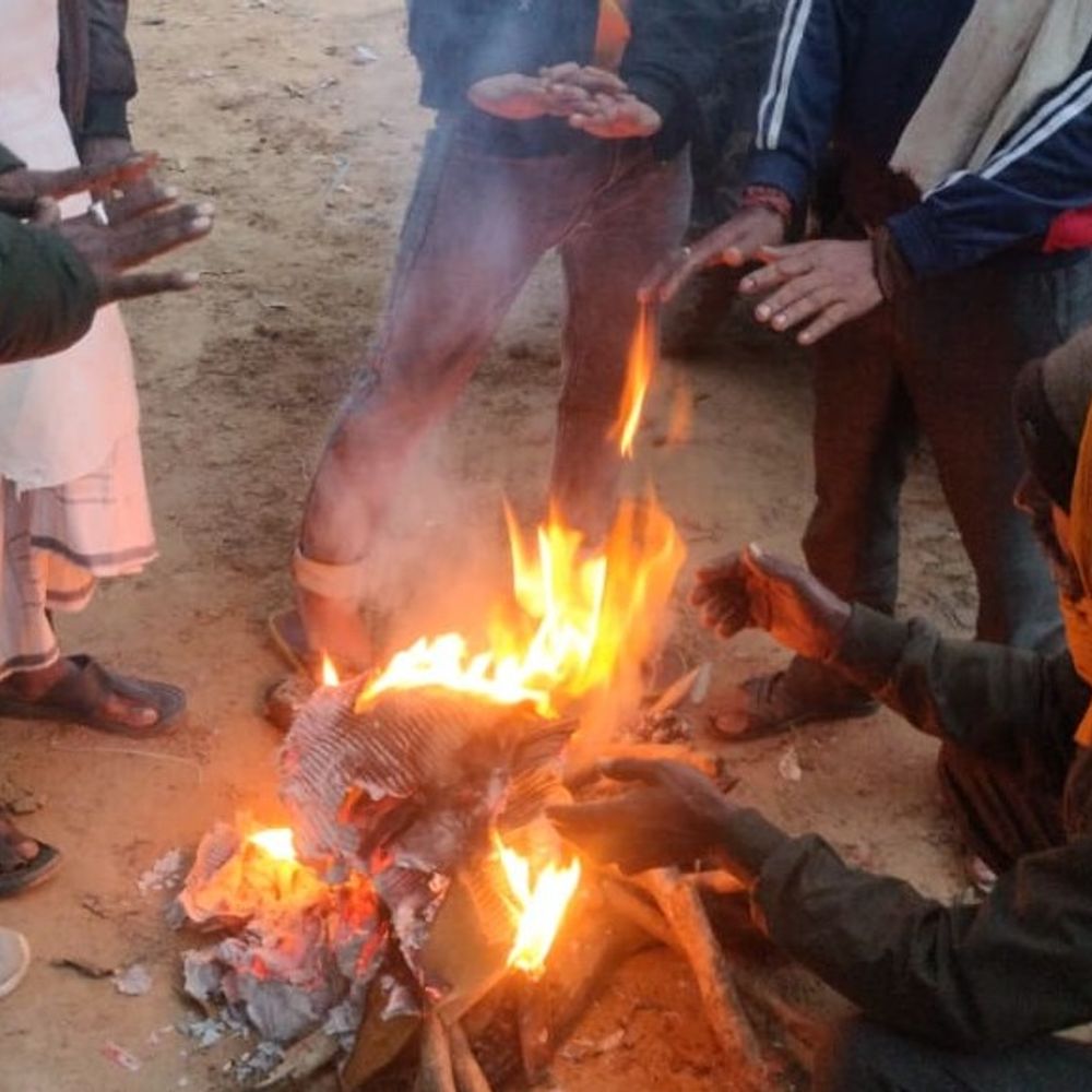 दरभंगा में शीतलहर से राहत के लिए प्रशासन सतर्क:138 स्थानों पर जल रहे अलाव, डीएम ने स्वास्थ्य केंद्र का भी किया निरीक्षण