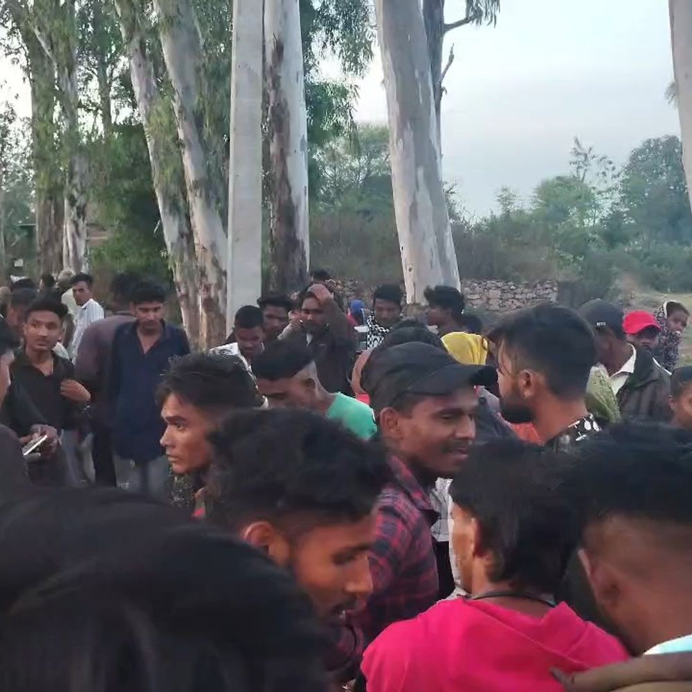 बांसवाड़ा में ऑटो पलटा, अंदर बैठे युवक की मौत:मोटरसाइकिल की टक्कर से हादसा हुआ; गंभीर चोट के चलते जान गई