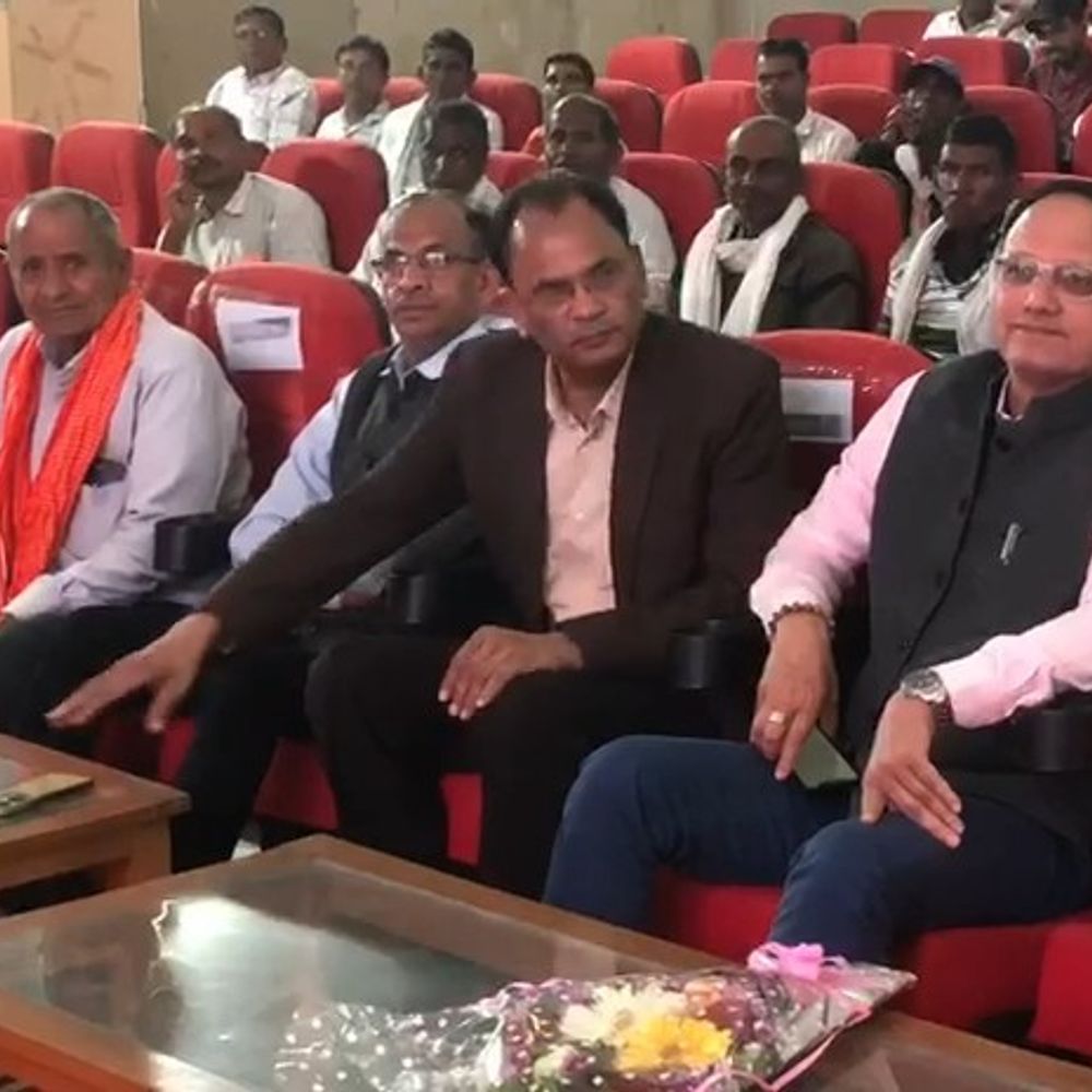 सरकार के 2 साल पूरे होने पर किसानों का सम्मेलन:बांसवाड़ा शहर के रंगमंच पर नागौर से हुआ लाइव प्रसारण, मिली अनुदान राशि