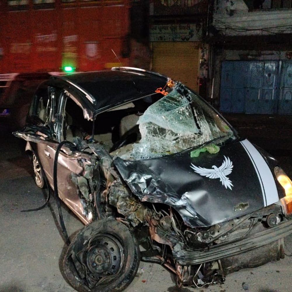 बांसवाड़ा में भीषण सड़क हादसा, 4 लोग घायल:ट्रक और कार की भिड़ंत, स्टेयरिंग-सीट के बीच फंसे ड्राइवर को मशक्कत कर निकाला