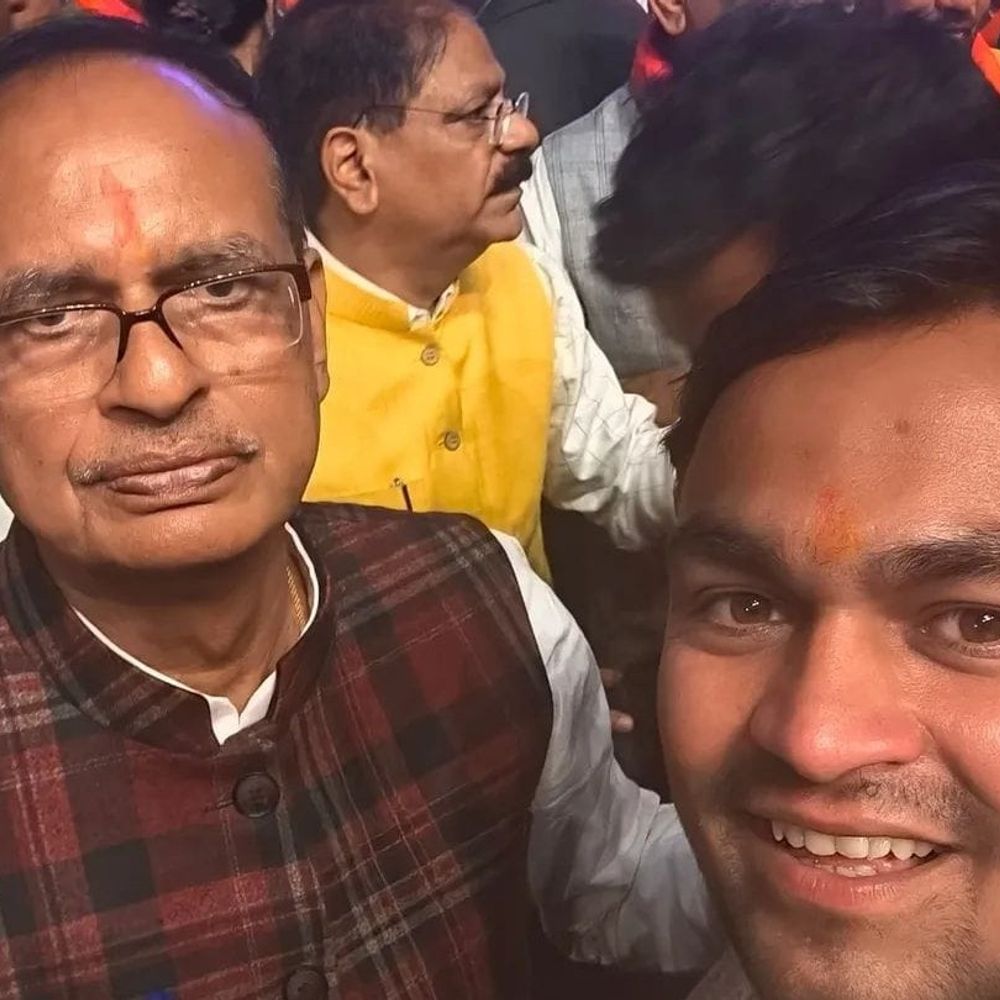 सरकारी स्कूल की जमीन के लिए मारपीट, सरपंच गिरफ्तार:गुंडे बुलवाकर पिटवाने का आरोप, 6 आरोपी गिरफ्तार 3 फरार