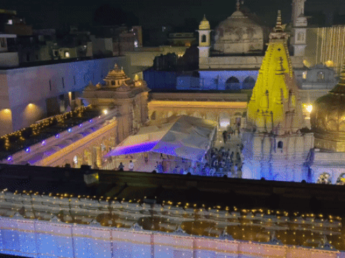 काशी विश्वनाथ धाम में स्पर्श दर्शन के पोस्ट पर विवाद:सनातन भारत संस्था ने जांच की उठाई मांग, SDM बोले- फोटो पुरानी होगी