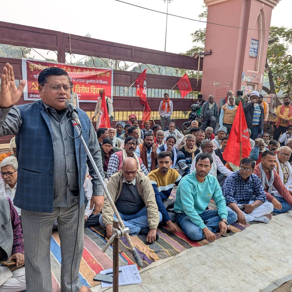 बुलडोजर के खिलाफ भाकपा–माले का विरोध:भोजपुर में झोपड़ी-फुटपाथी दुकानदारों को बिना ऑप्शनल व्यवस्था हटाए जाने पर प्रदर्शन, पर्चा दो के नारे लगाए