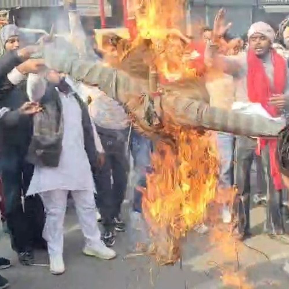 हिंदू संगठनों का बांग्लादेश के विरोध में प्रदर्शन…फूंका पुतला:कार्यकर्ताओं ने लगाए जिहादी मुर्दाबाद के नारे, बोले; हिंदुओं के साथ हो रहा अन्याय