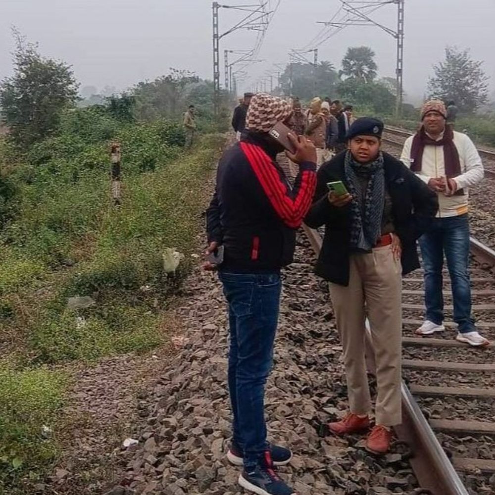 सीमांचल एक्सप्रेस पर फायरिंग-पत्थरबाजी मामला:पुलिस ने पूछताछ के लिए एक संदिग्ध को उठाया, बदमाशों की पहचान और गिरफ्तारी के लिए छापेमारी