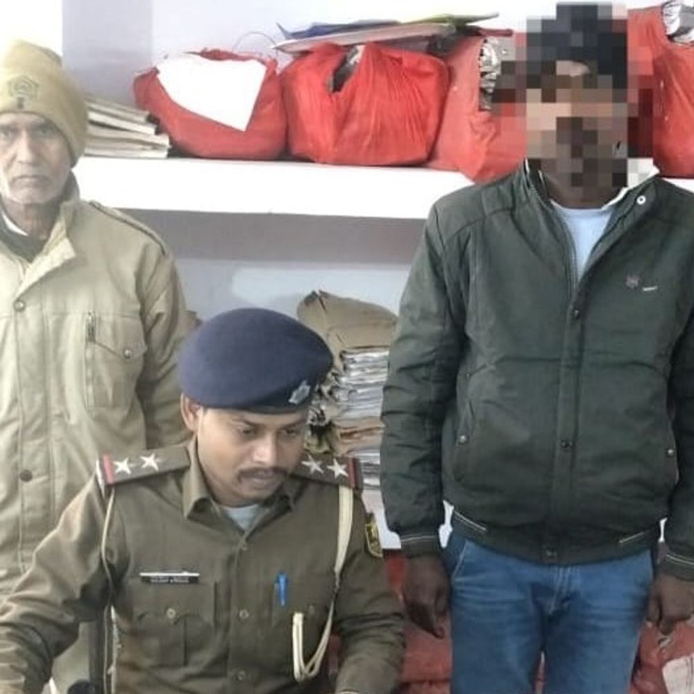 भोजपुर में दो लूटकांड का हुआ खुलासा:चौकीदार, दुकानदार से हथियार के बल पर हुई थी लूट; चार आरोपी गिरफ्तार, मोबाइल और बाइक बरामद