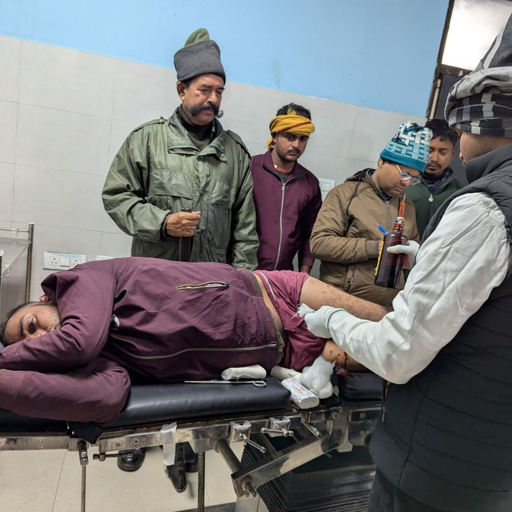 भोजपुर में बदमाशों ने युवक को गोली मारकर किया घायल:घायल बोला- आरोपियों ने पहले बड़े भाई संग गाली-गलौज की, शिकायत पर घर आकर की फायरिंग