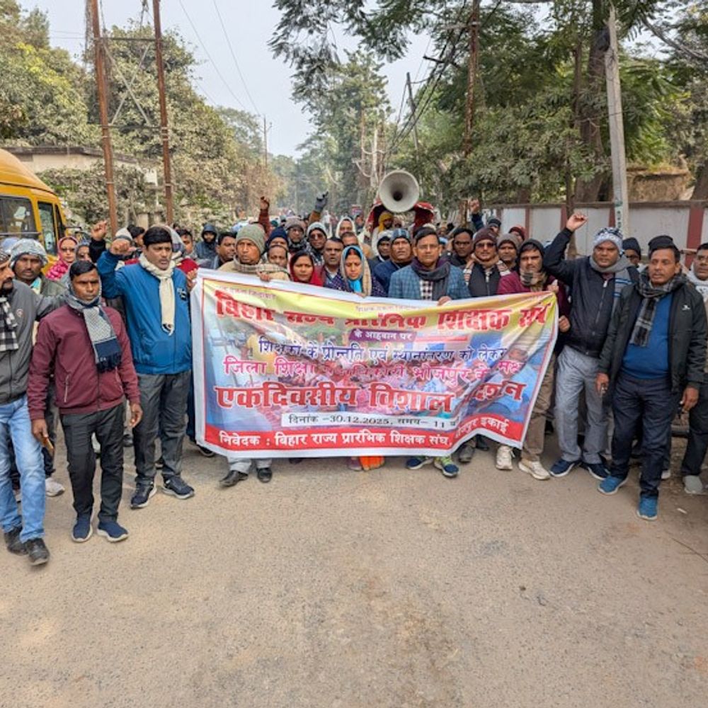 प्रमोशन, ट्रांसफर की मांग को लेकर शिक्षकों का प्रदर्शन:भोजपुर के जेपी स्मारक से डीईओ कार्यालय तक निकाला मार्च, छह सूत्री मांग को लेकर की नारेबाजी