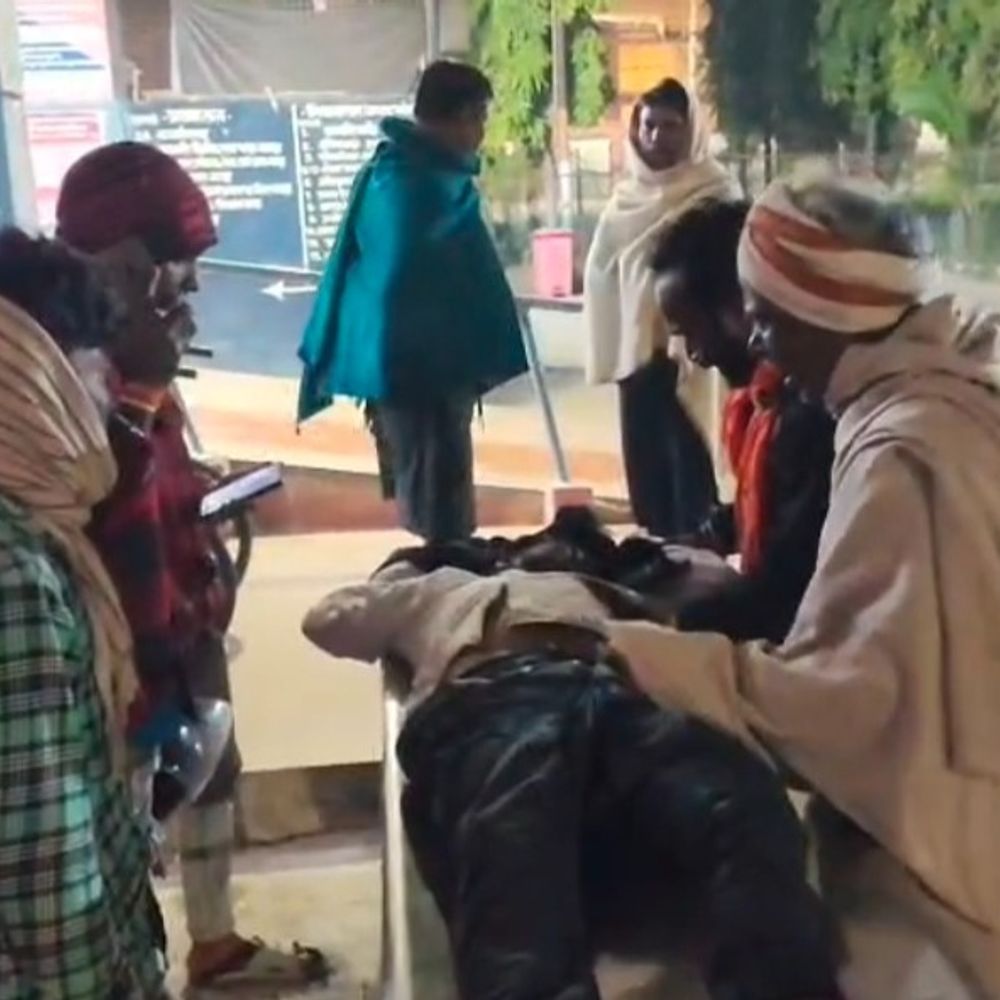 भागलपुर में एक युवक की मौत, 2 घायल:तीनों शादी समारोह में जा रहे थे, सड़क किनारे खड़ी ट्रक से टकराई बाइक