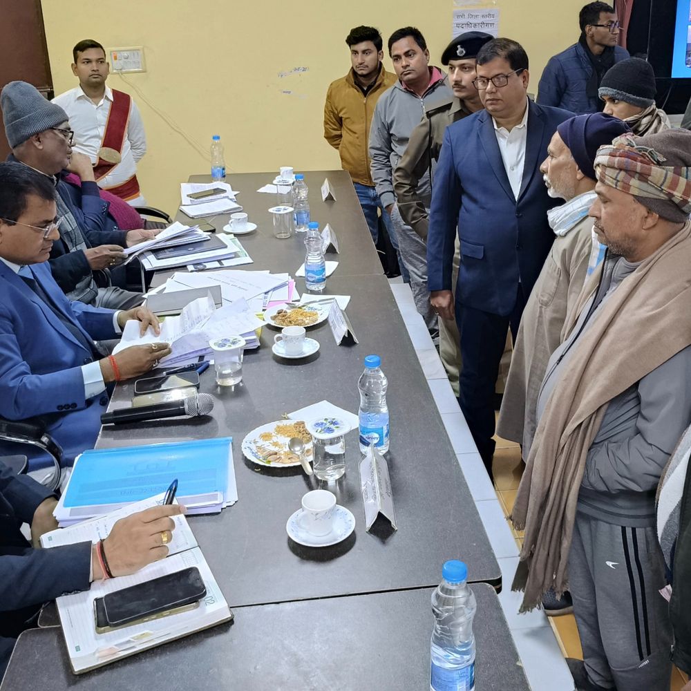 प्रशासन गांव की ओर कार्यक्रम के तहत डीएम पहुंचे बरौनी:सुनी लोगों की समस्या, जनप्रतिनिधियों के साथ की बैठक; अधिकारियों को दिए कार्रवाई के निर्देश