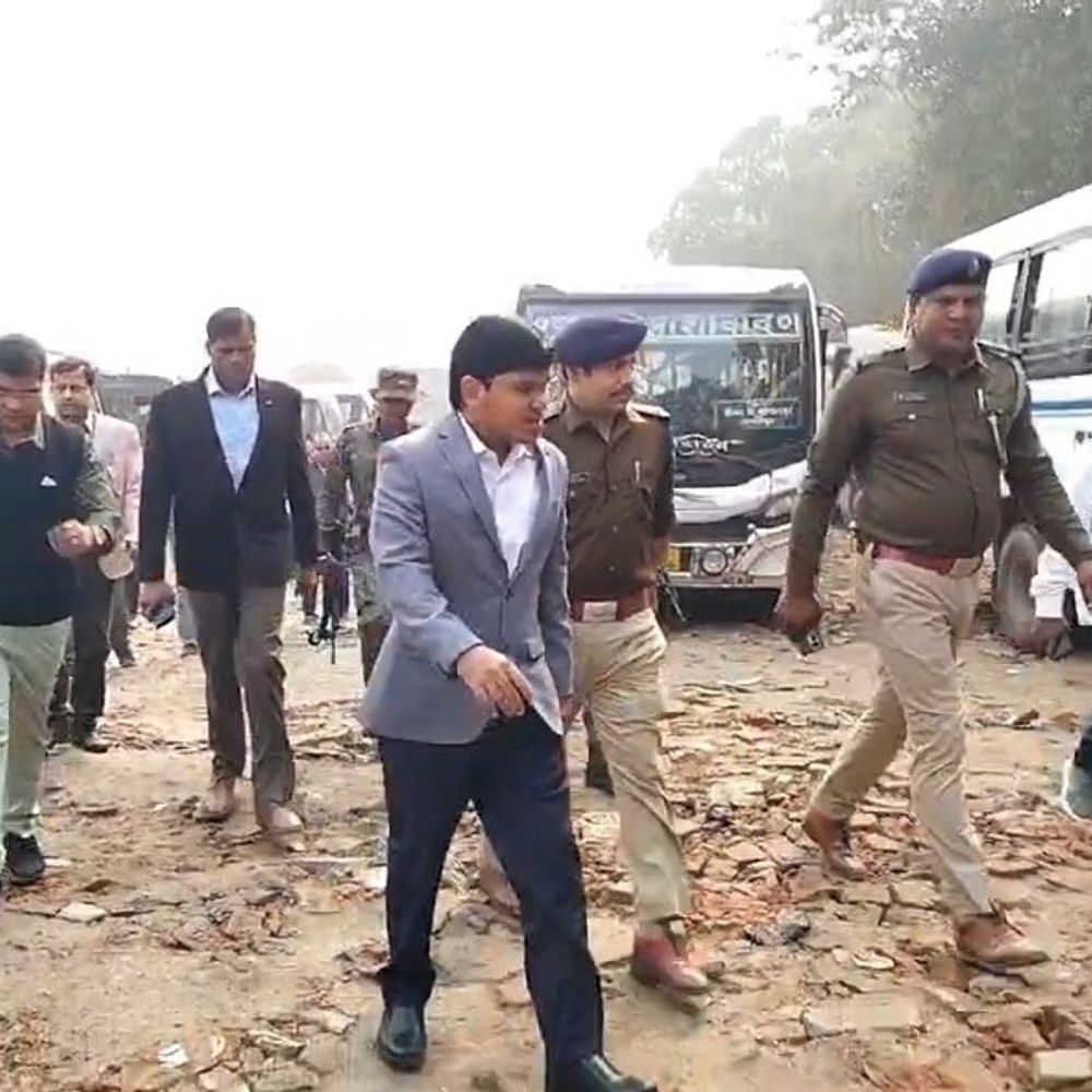 भागलपुर में अस्थाई बस स्टैंड का DDC ने किया निरीक्षण:प्रदीप सिंह बोले- सभी मूलभूत सुविधाओं के लिए विभागों को दिए निर्देश, भीड़ को देख लिया फैसला