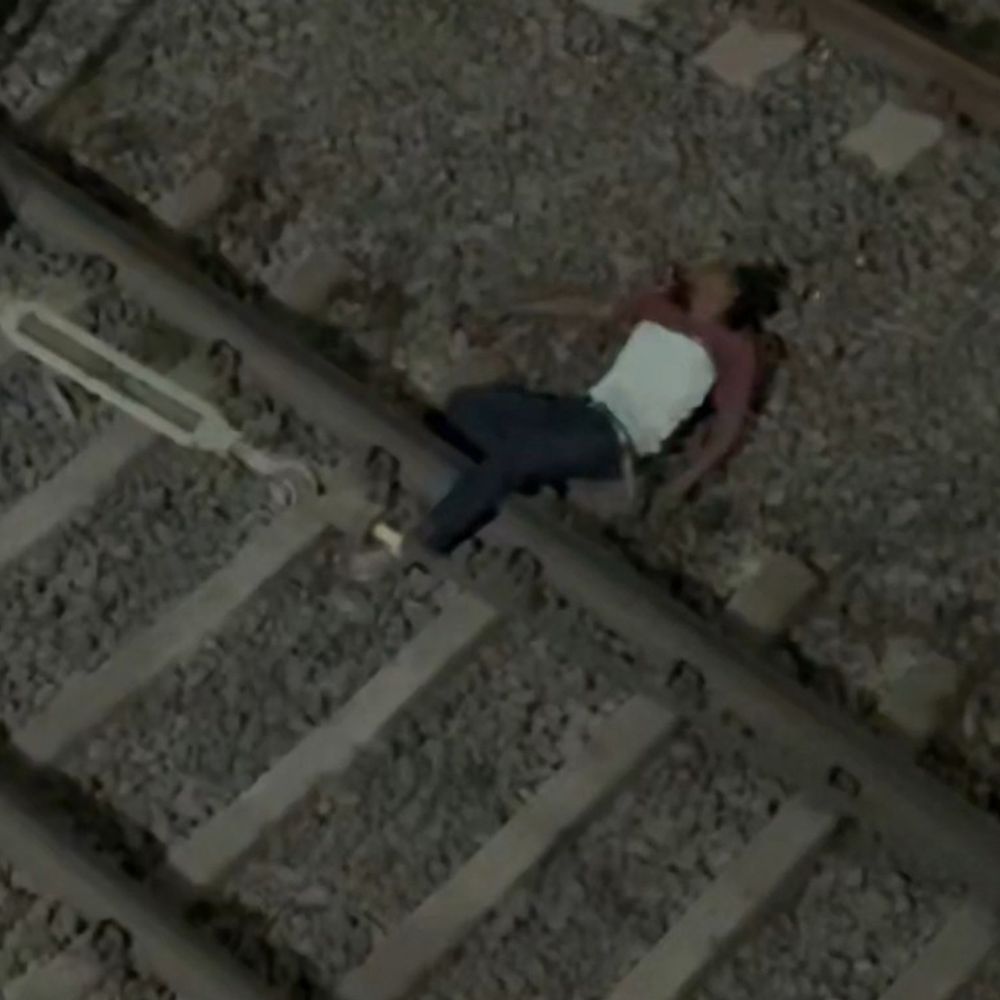 नर्मदापुरम में रेलवे ओवरब्रिज से कूदा झारखंड का युवक:ट्रैक पर गिरा; 2 युवकों ने हटाया और 1 मिनट बाद गुजर गई ट्रेन