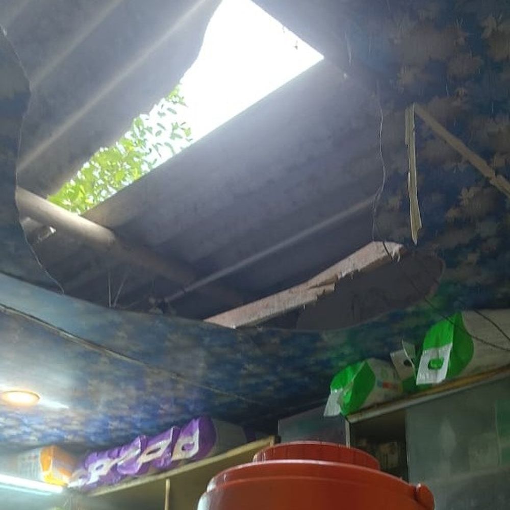 गयाजी में मेडिकल शॉप में 1 लाख की चोरी:आयुर्वेदिक दवाइयां और 30 हजार कैश ले भागे, छत तोड़कर अंदर घुसे थे चोर