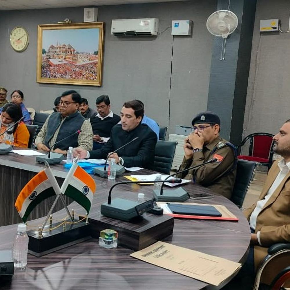 आजमगढ़ में सहायक अध्यापक परीक्षा तैयारी की समीक्षा:आठ परीक्षा केंद्रों पर 3552 अभ्यर्थी देंगे परीक्षा, तैयारियों में जुटा जिला प्रशासन