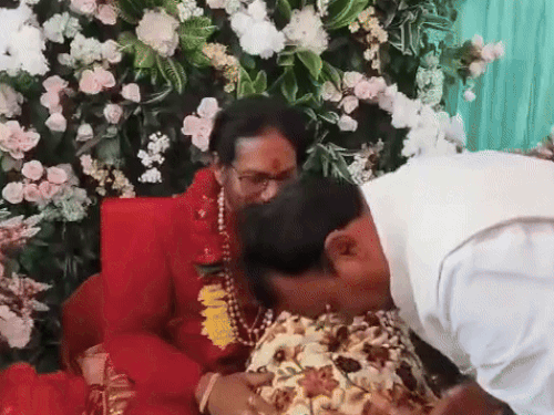 महंत चंद्रभारती महाराज से मिले पहुंचे डिप्टी सीएम:प्रेमचंद बैरवा पहुंचे हजारेश्वर महादेव मंदिर, महाराज को जन्मदिन की दी बधाई