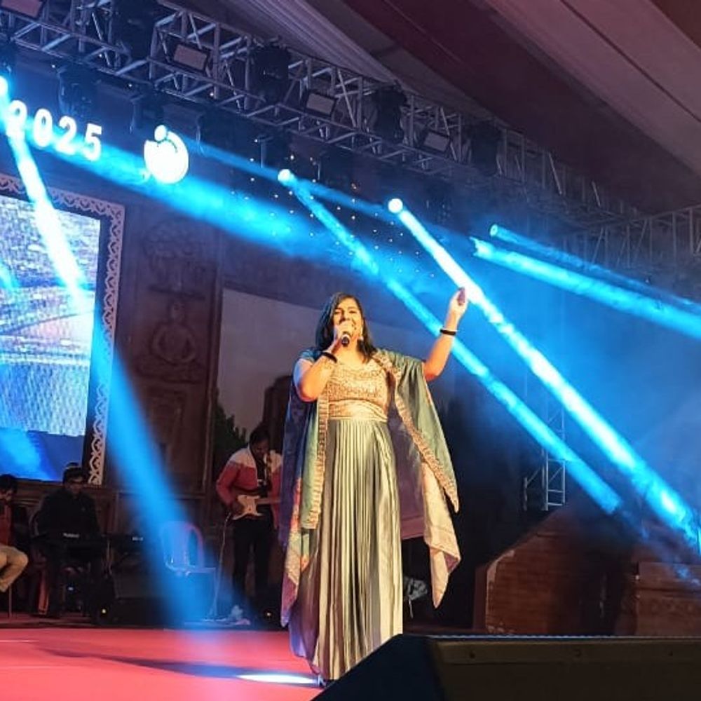 राजगीर महोत्सव में तीसरे दिन भव्या पंडित ने झुमाया:आज की रात मजा इश्क का… गाने पर दर्शकों को किया मंत्रमुग्ध, फैंस की डिमांड पर कई सॉन्ग गाए