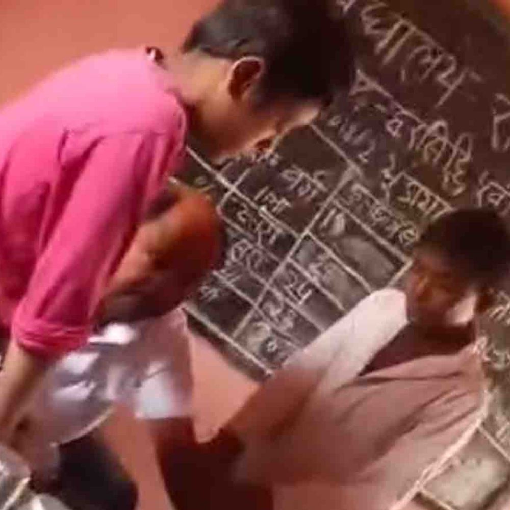 मोतिहारी में शिक्षक का दूसरा वीडियो वायरल:स्कूल में पढ़ाने की जगह बच्चों से दबवाते दिखे हाथ, 2 दिन पहले डर्टी डांस का VIDEO आया था सामने
