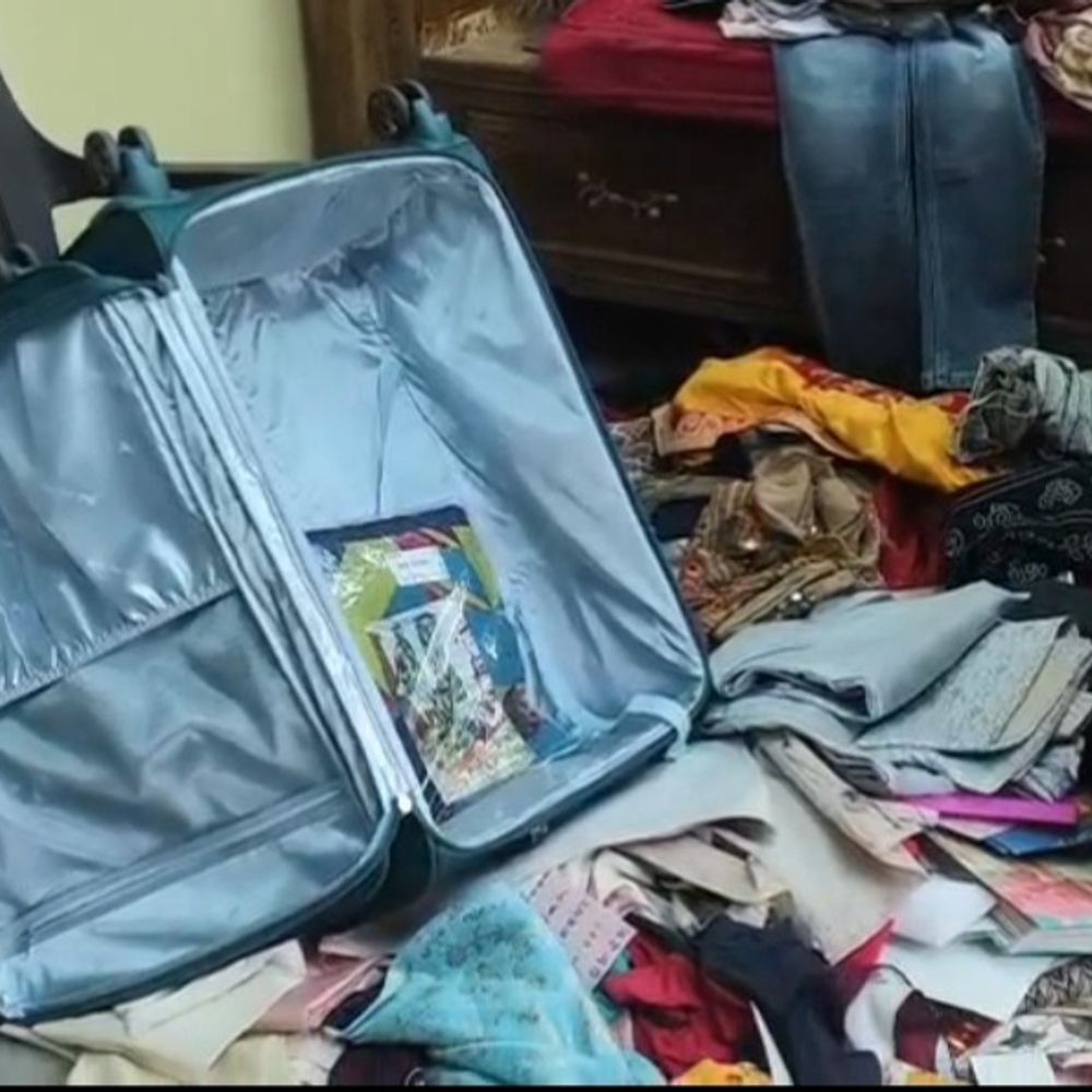 खिड़की तोड़कर वारदात, CCTV में कैद हुए चोर:जहानाबाद में घर से 3 लाख के सामान की चोरी, अलमारी तोड़कर नकद उड़ाए