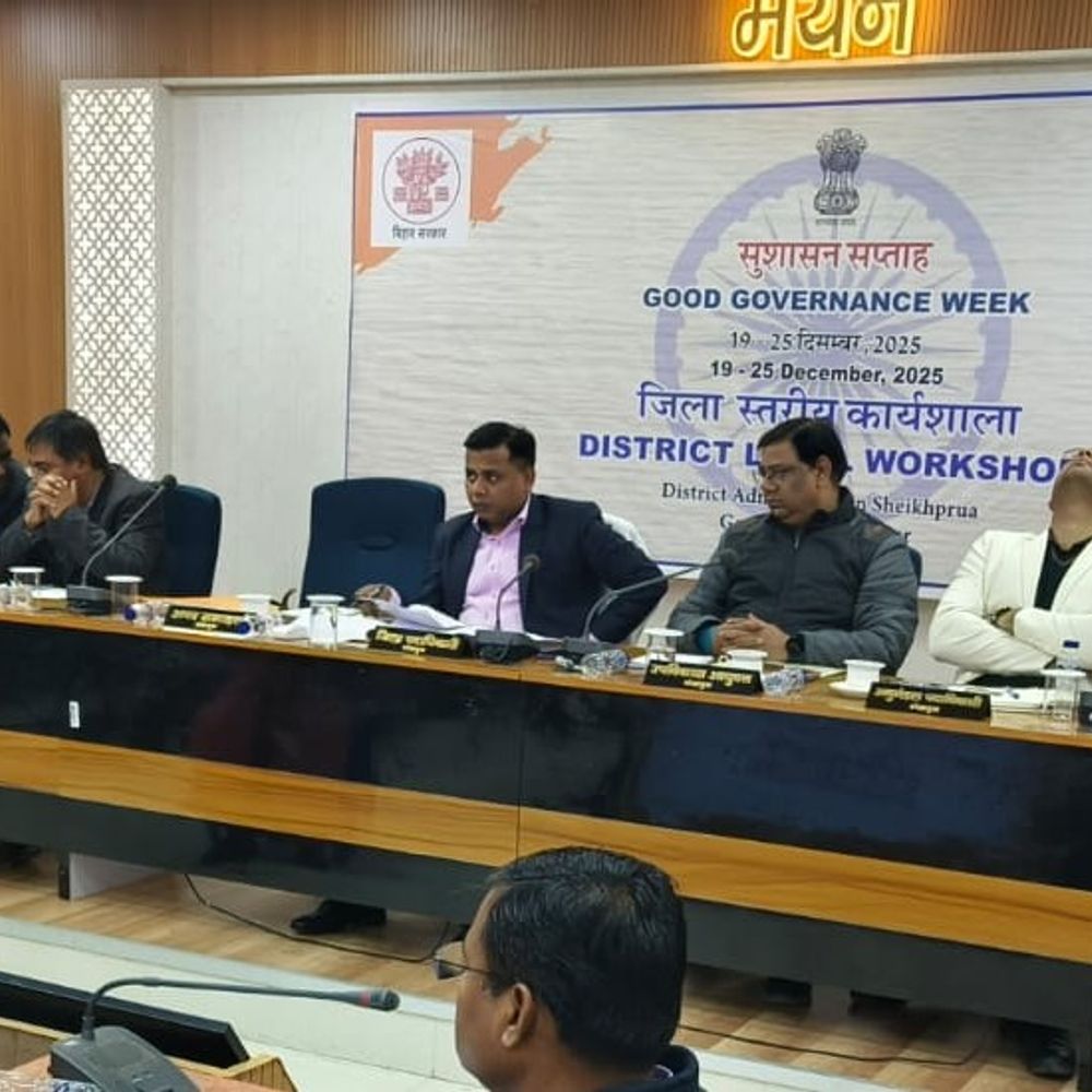 DM के जनता दरबार में उमड़ी भीड़, 49 आवेदन मिले:शेखपुरा में ठंड के बावजूद फरियादियों ने रखी अपनी समस्याएं