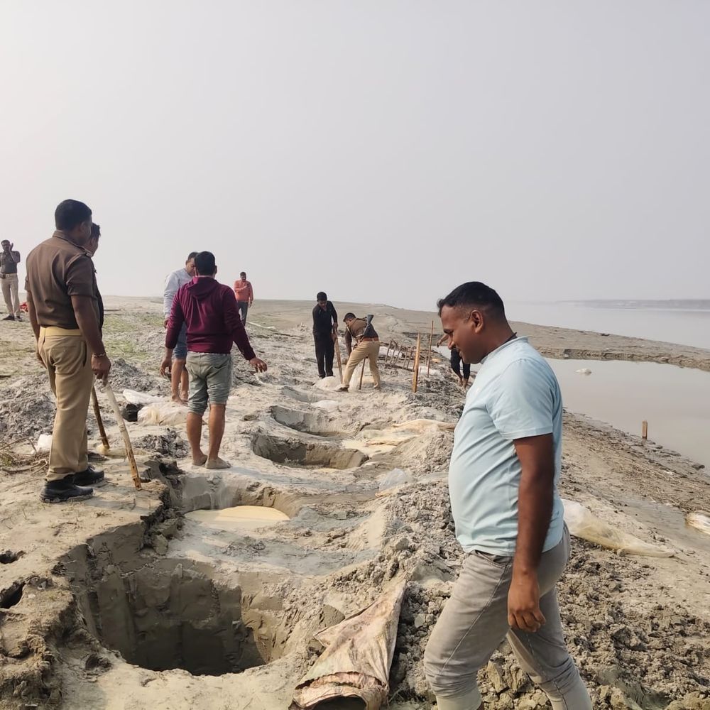 बलिया पुलिस ने अवैध शराब के ठिकानों पर छापेमारी:75 हजार लीटर लहन नष्ट, 10 भट्ठियां तोड़ी गईं